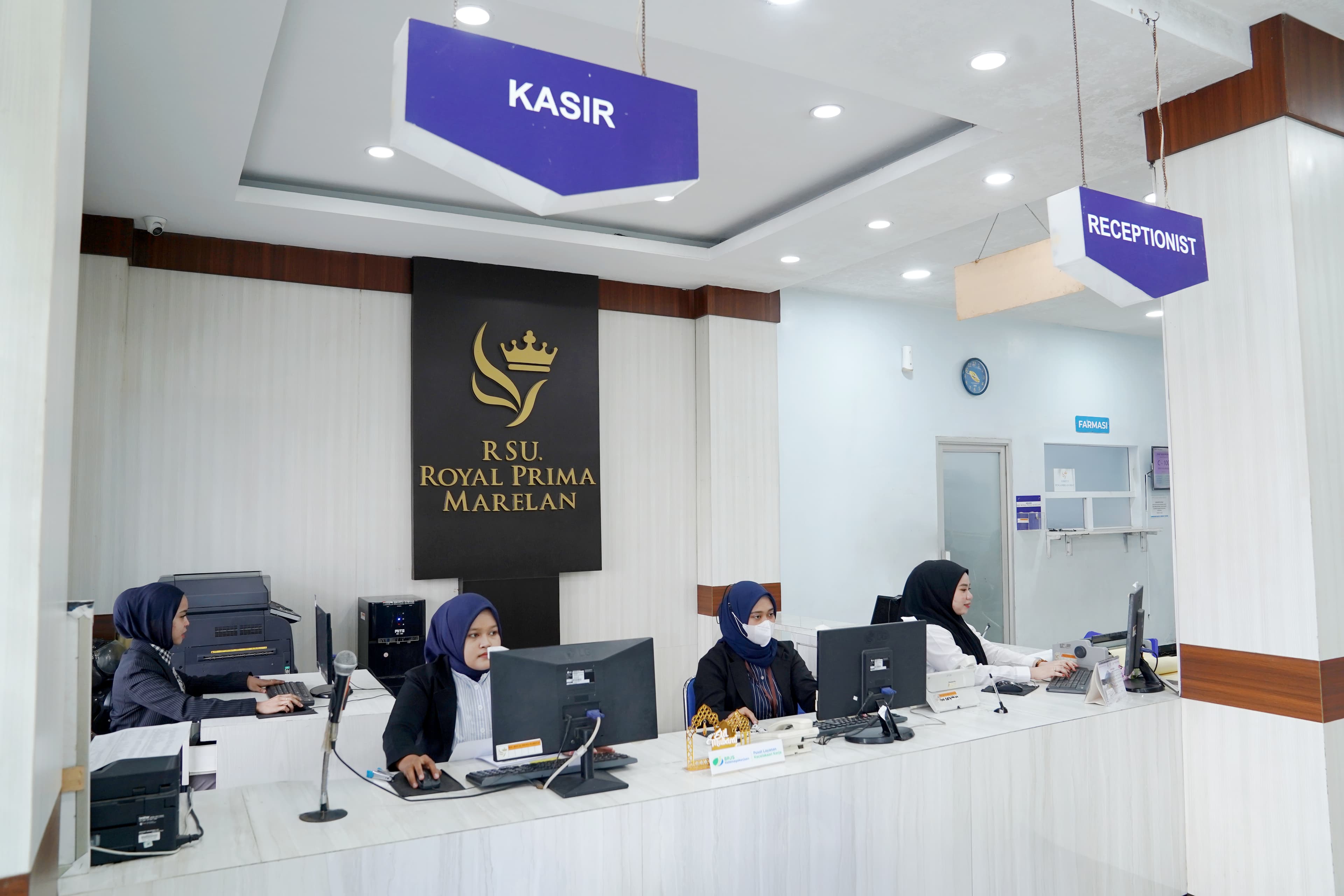 Dokter sedang berkonsultasi dengan pasien